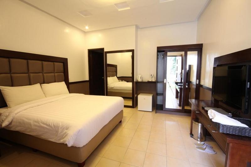 Woodland Hotel Angeles Room photo